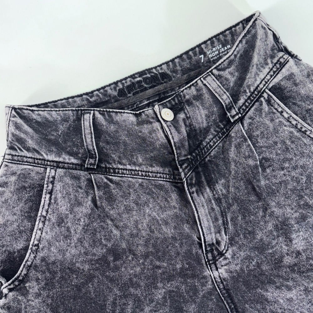 Arizona Jean Co Womens 7 High Rise Mom Jeans Black Acid Wash Tapered Leg Pleated